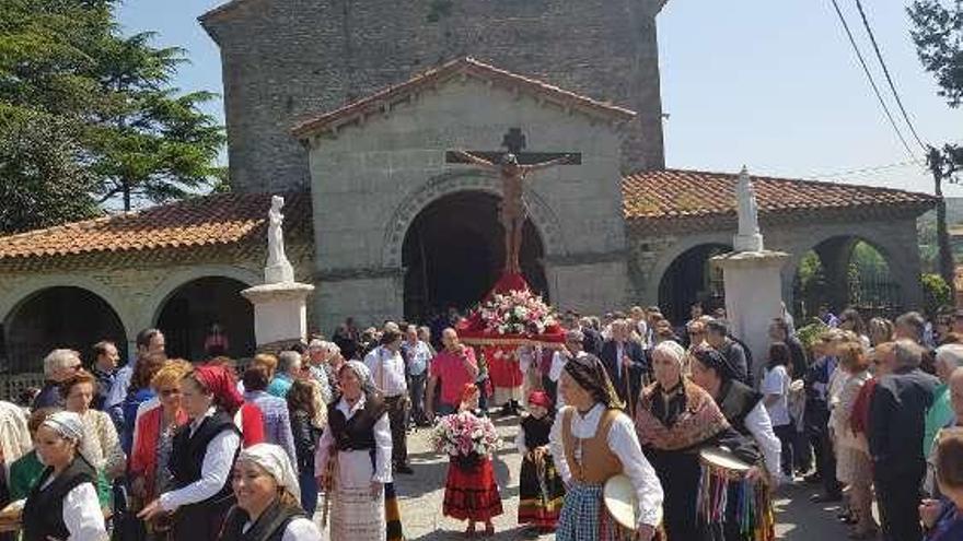 Un momento de la procesión en Cenero.