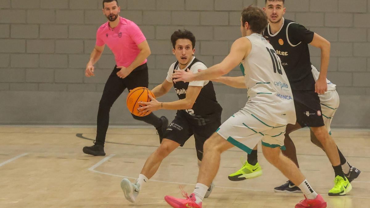 Los vilagarcianos redujeron el nivel de competitividad a medida que fueron pasando los minutos.