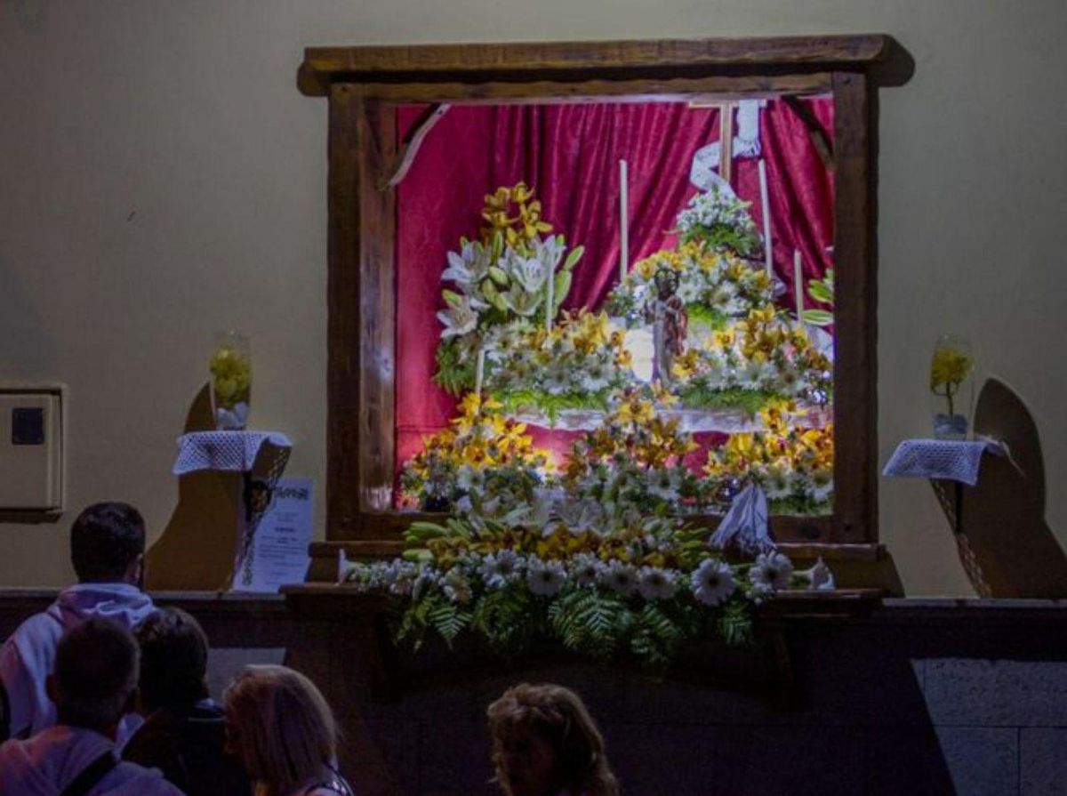 El olor a flores y a pólvora conquista el municipio en el 3 de mayo realejero 