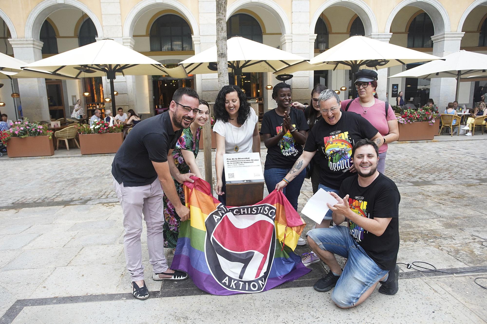 Les imatges de la restitució de la placa de Girona dels 50 anys de la revolta Stonewall