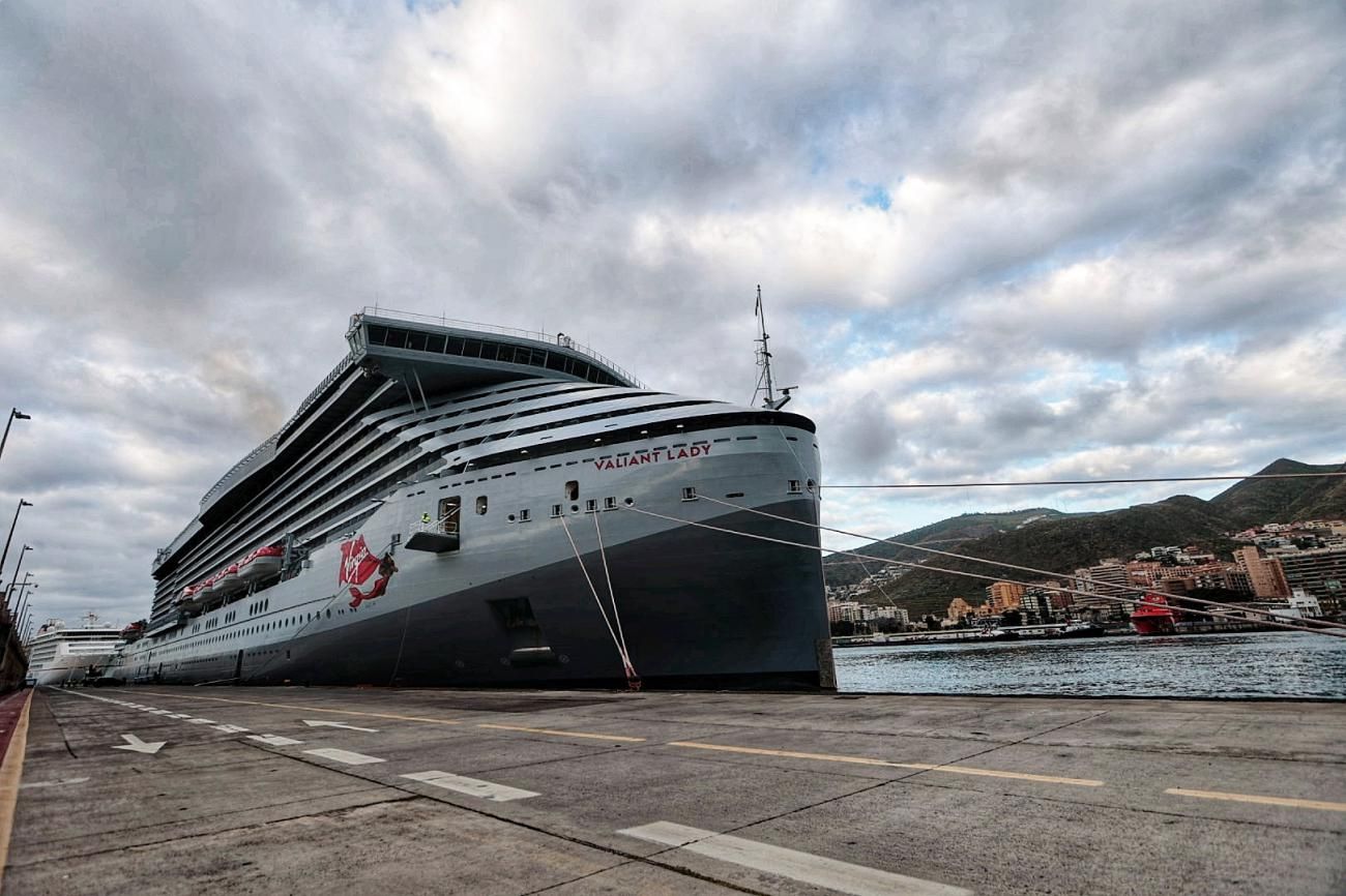Llegada al Puerto de Santa Cruz de Tenerife del crucero 'Valiant Lady'