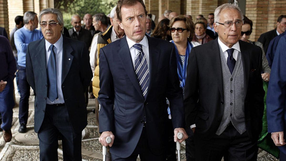 Emilio Butragueño, director de Relaciones Institucionales del Real Madrid, y Amancio Amaro (derecha) durante el funeral de Ignacio Zoco