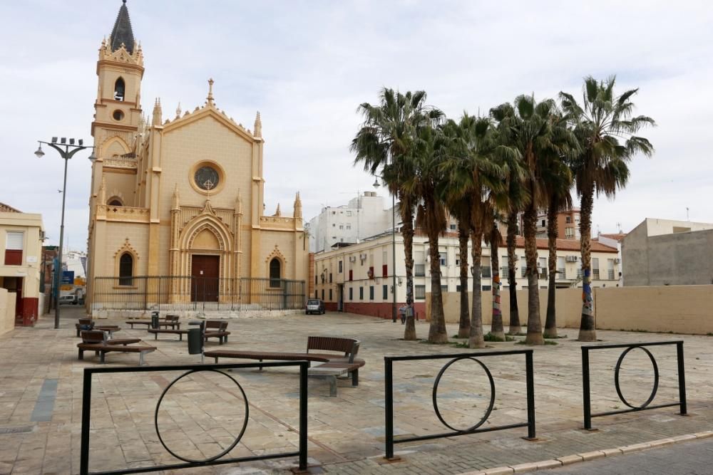 El barrio de La Trinidad, vacío en la mañana del Sábado de Pasión por la suspensión del traslado de Jesús Cautivo y la Virgen de la Trinidad.