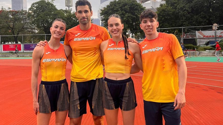 David García Zurita, a la derecha, con sus compañeros del relevo mixto.