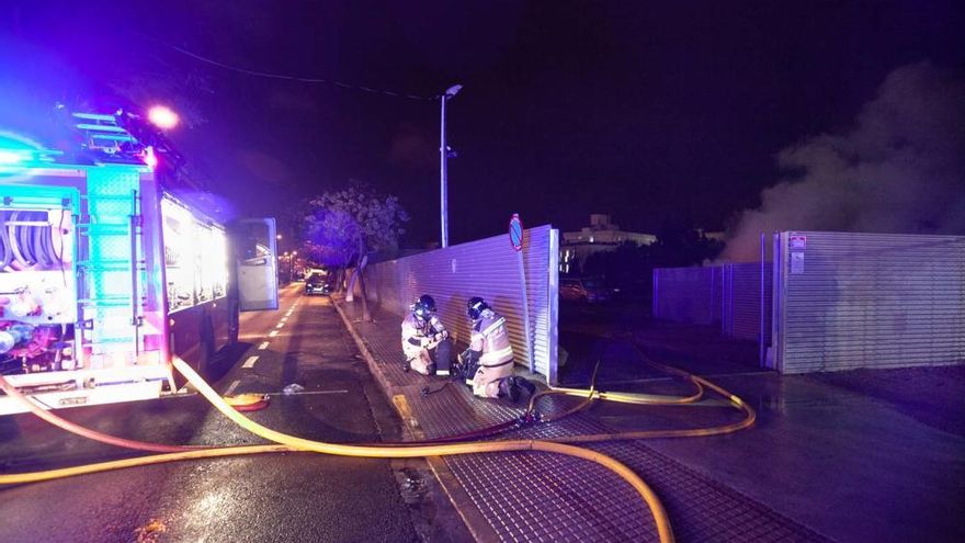 Un incendio quema varios vehículos en Ibiza