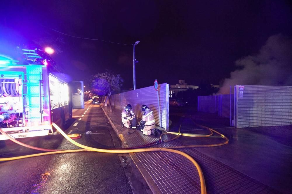 Los bomberos trabajan para apagar el incendio.