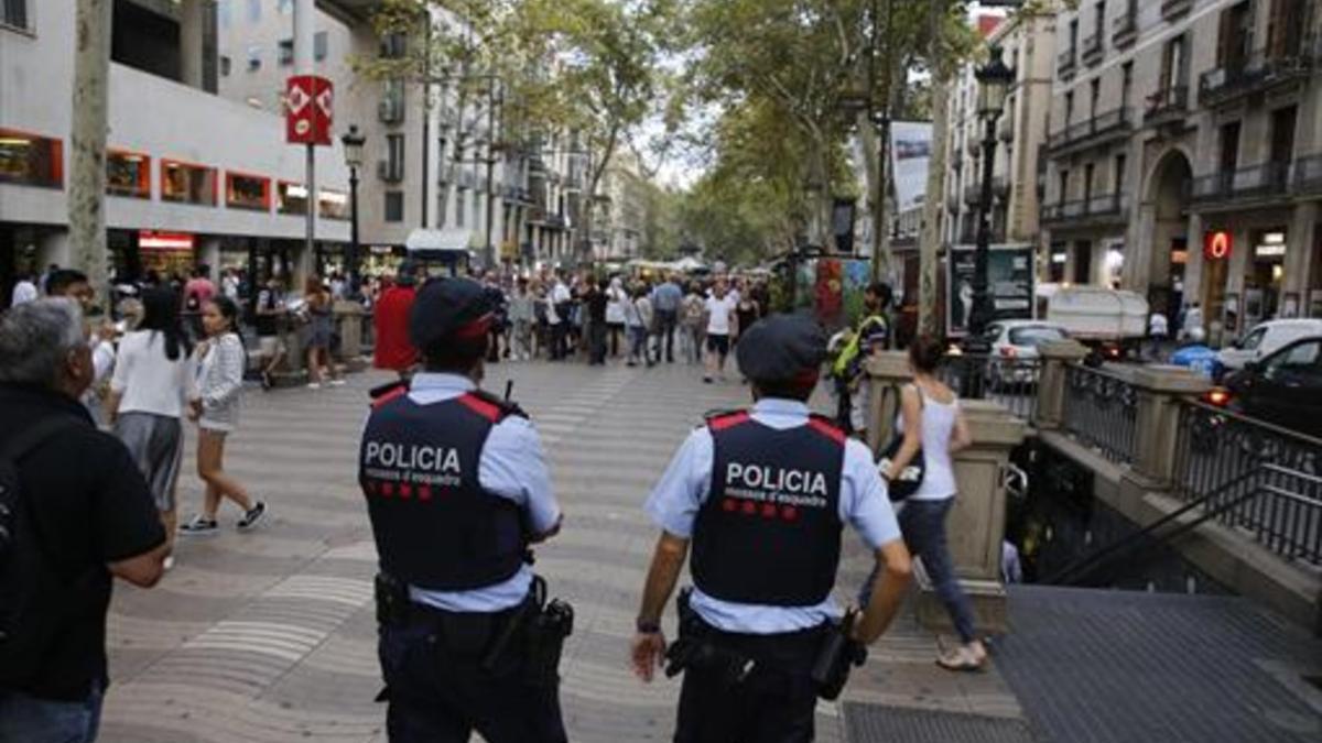 Un mosso patrulla por la Rambla el jueves.