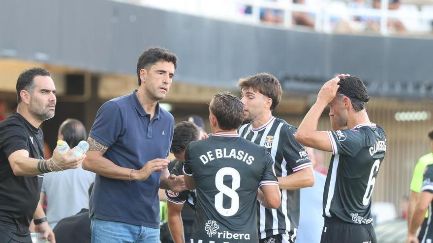 FC Cartagena: Íñigo Vélez se sirve sin delantero centro en el arranque liguero
