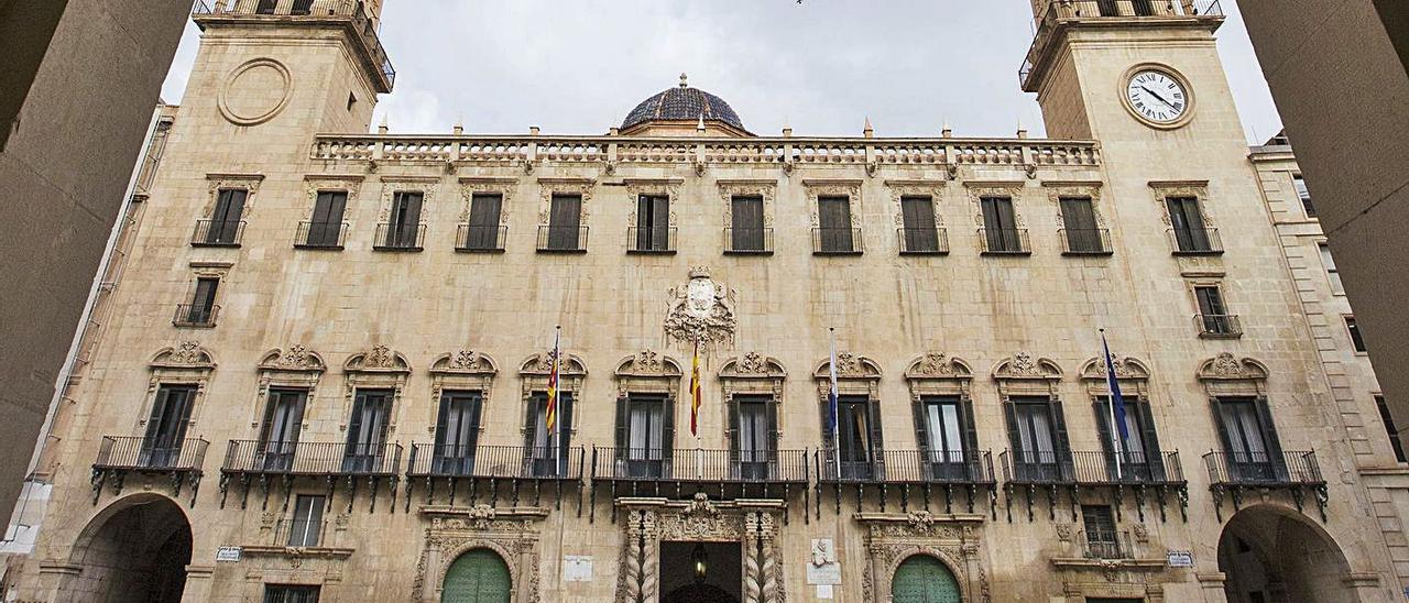 La fachada principal del Ayuntamiento de Alicante, en una imagen reciente. |