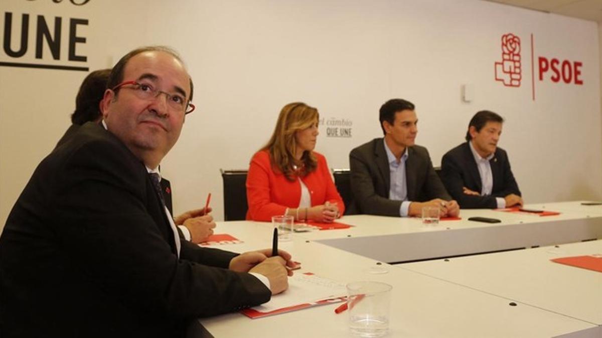 Iceta, con Pedro Sánchez, en las reunión de los barones socialistas  en Madrid.