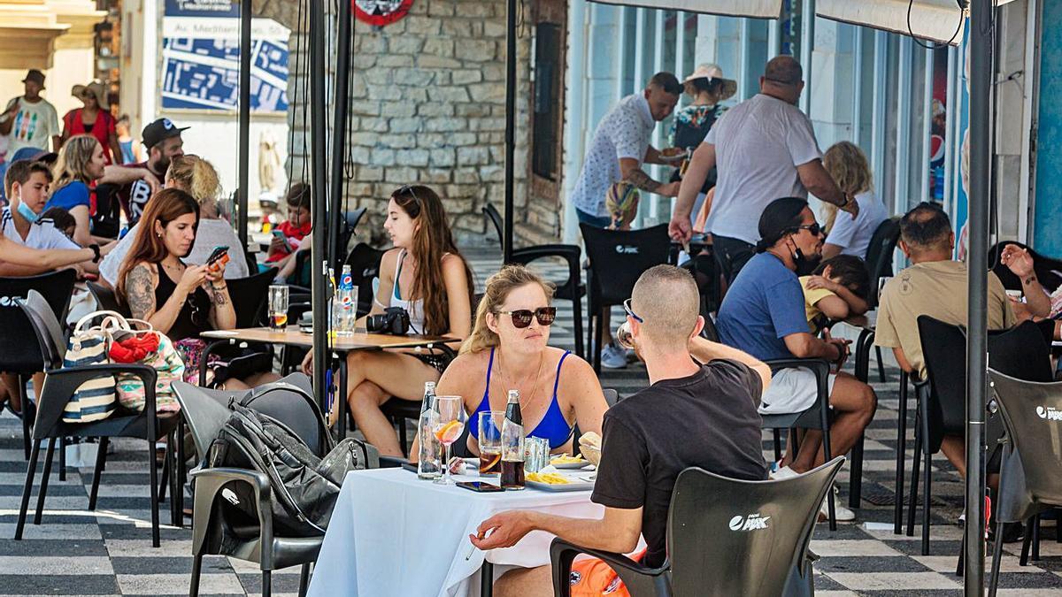 Terrazas de bares llenas en Benidorm en imágenes tomadas este jueves.  | DAVID REVENGA