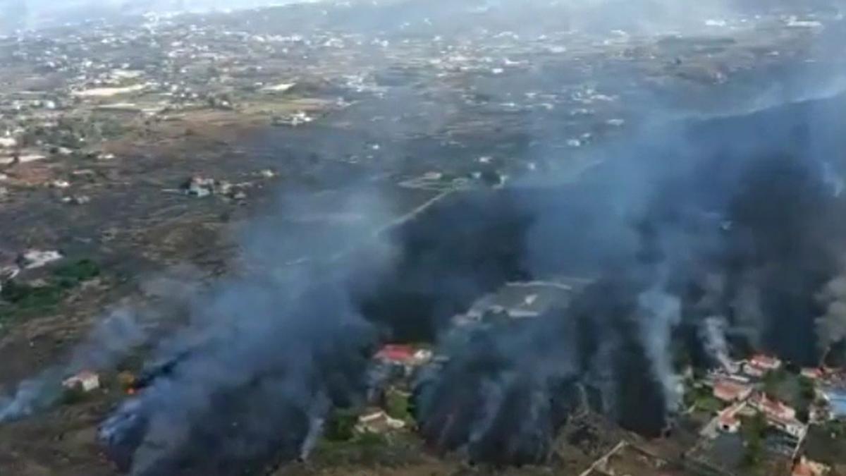 Espectacular vista aérea de la lava del volcán de La Palma