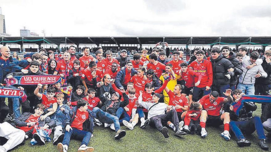 Los jugadores de la UD Ourense posan en Agrela tras el ascenso a Segunda RFEF. | Casteleiro/R. A.