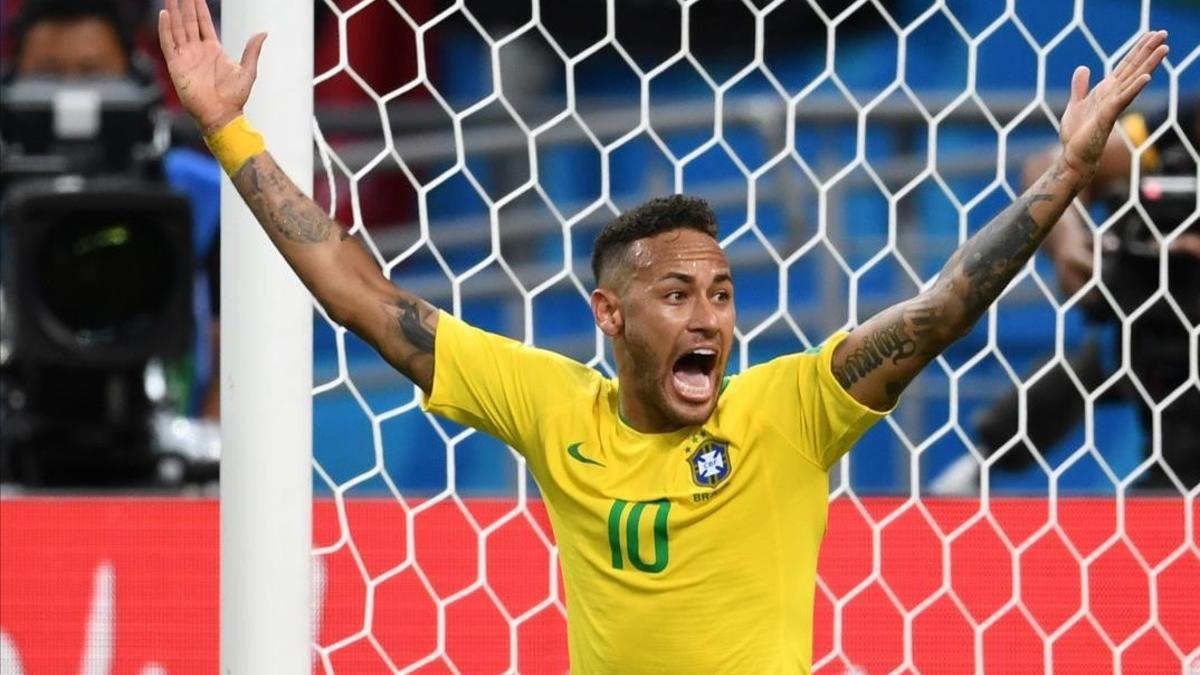 Neymar protesta por una jugada en el Mundial.