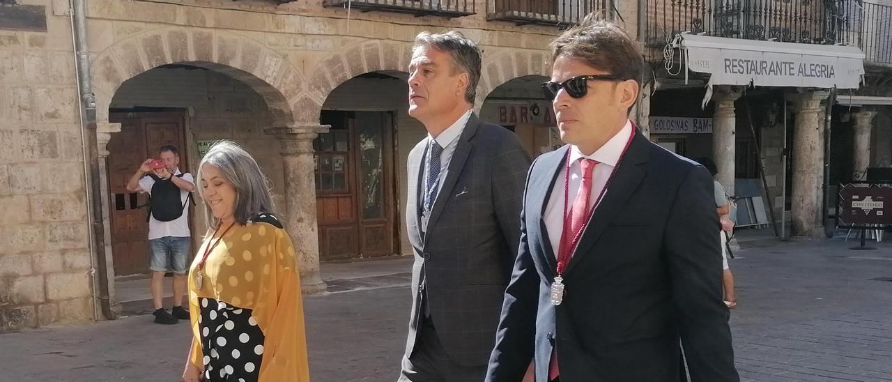 Rafael González (centro) y los ediles Ana Castaño y Antonio Muñoz se dirigen a la misa de San Agustín