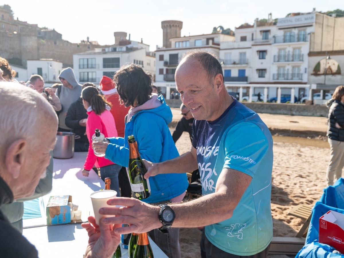 Les imatges del primer bany de l'any a Tossa de Mar