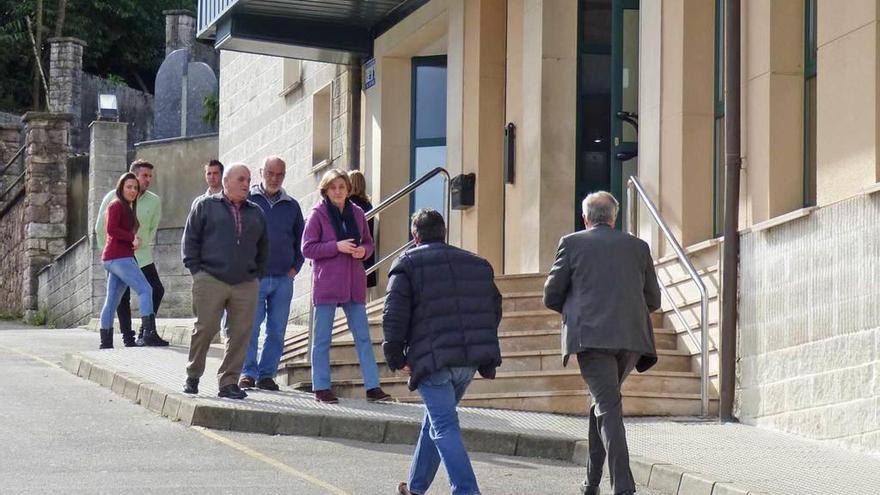 Personas entrando y saliendo, ayer por la mañana, en el tanatorio de Siero.