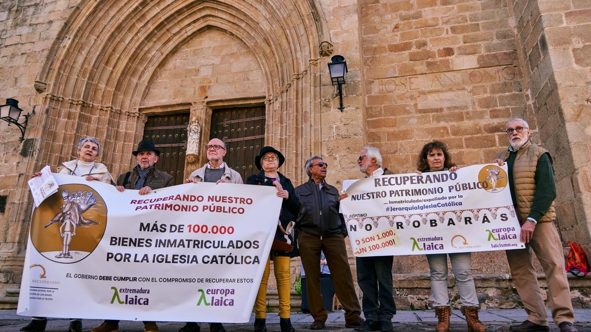Miembros de Extremadura Laica, ayer en la concatedral de Santa María de Cáceres.