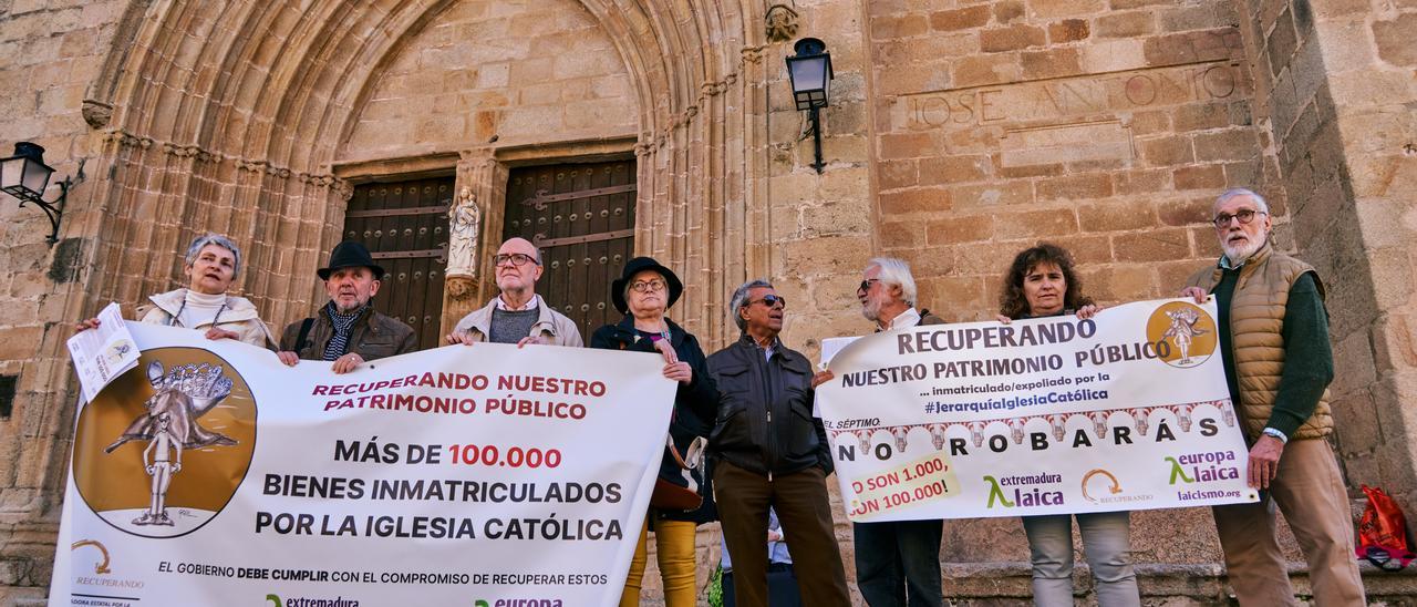 Miembros de Extremadura Laica, ayer en la concatedral de Santa María de Cáceres.