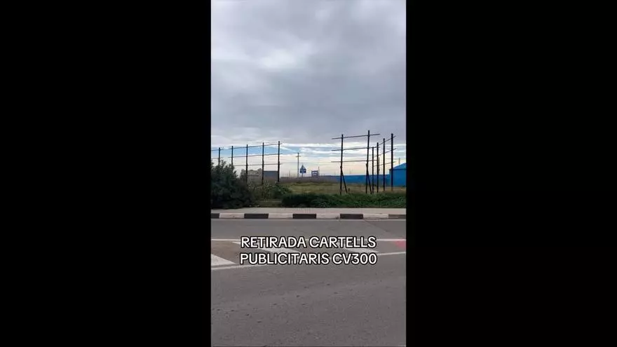 Retiran las vallas publicitarias de la CV-300