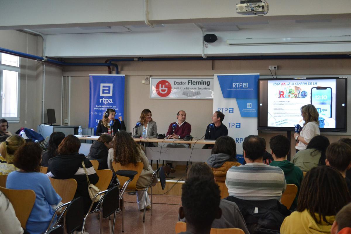 Por la izquierda, Inés Paz, Paz de Alvear, Álvaro Faes y Carlos Fueyo, durante la tertulia radiofónica.