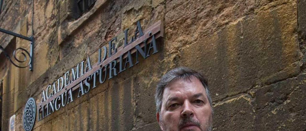 Xosé Antón González Riaño, ayer, a las puertas de la Academia de la Llingua Asturiana.