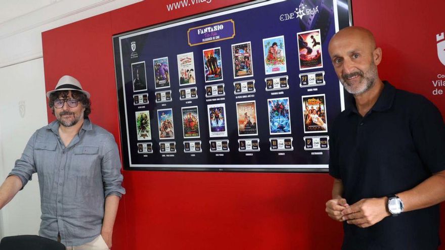 Xoan Mariño y el concejal Álvaro Carou junto al cartel de esta edición. | Noé Parga