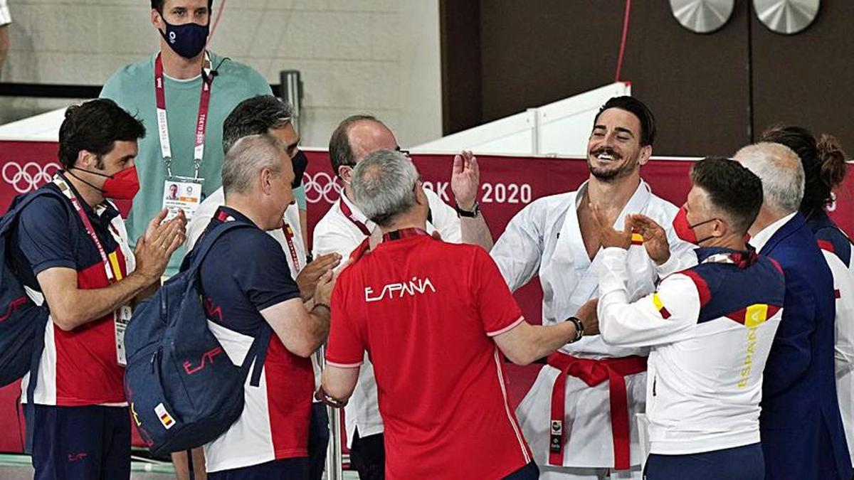 Damián Quintero, junto a sus compañeros de la Delegación Española tras conseguir la medalla de plata.