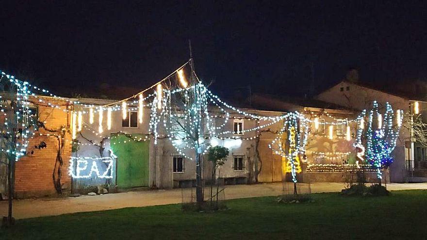 Iluminación navideña en Pobladura de Aliste y, a la derecha, el Niño Jesús. | Ch. S.