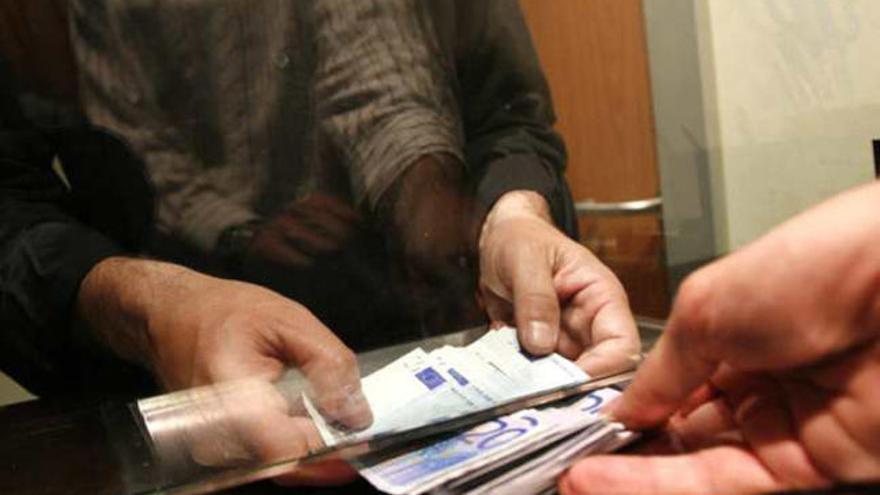 Un cliente retira fondos en un banco de Alicante.