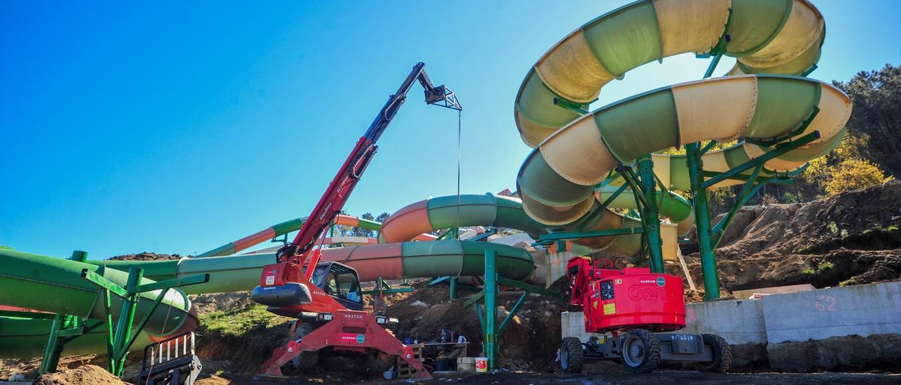 Uno de los toboganes ya construidos en el parque acuático de Meis