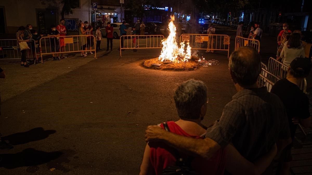 Muchos barceloneses prefirieron quedarse en casa en lugar de acudir a las hogueras de su barrio.