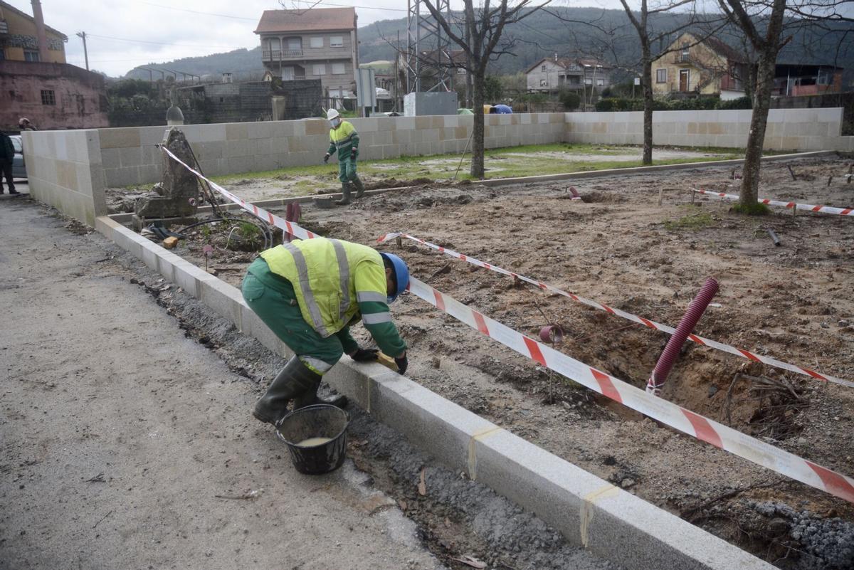 PONTEVEDRA.EL ALCALDE MIGUEL ANXO FERNANDEZ LORES ACOMPAÑADO DEL CONCEJAL ALBERTO OUBIÑA VISITAN LAS OBRAS DEL PARQUE INFANTIL. DEL CIERRE DE LA CASA DE CULTURA ASÍ COMO ALGUNA PISTA EJECUTADAS POR LA EMPRESA ORESA EN LA PARROQUIA DE TOMEZA