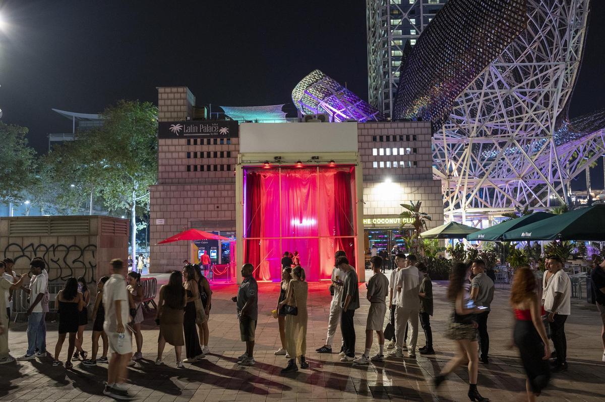 Ambiente en la zona de restaurantes y bares de la zona de ocio nocturno alrededor del hotel Arts en el paseo marítimo de Barcelona