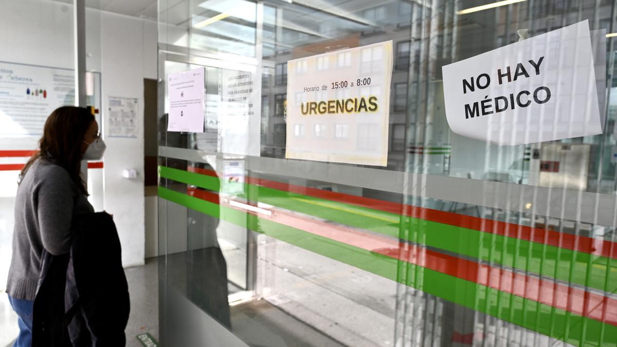 Un cartel anuncia que no hay médicos en un PAC de Pontevedra.