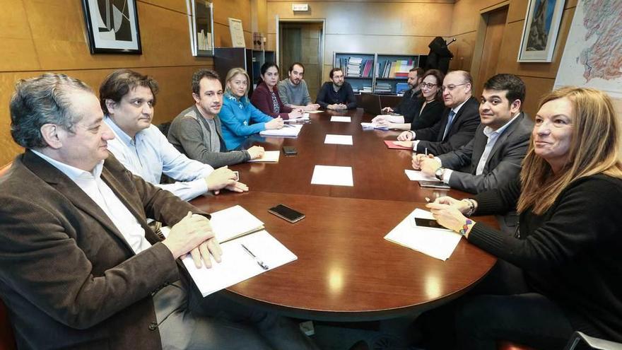 Representantes de los grupos políticos y del Gobierno, ayer, durante la reunión sobre las infraestructuras del Estado pendientes en Asturias.