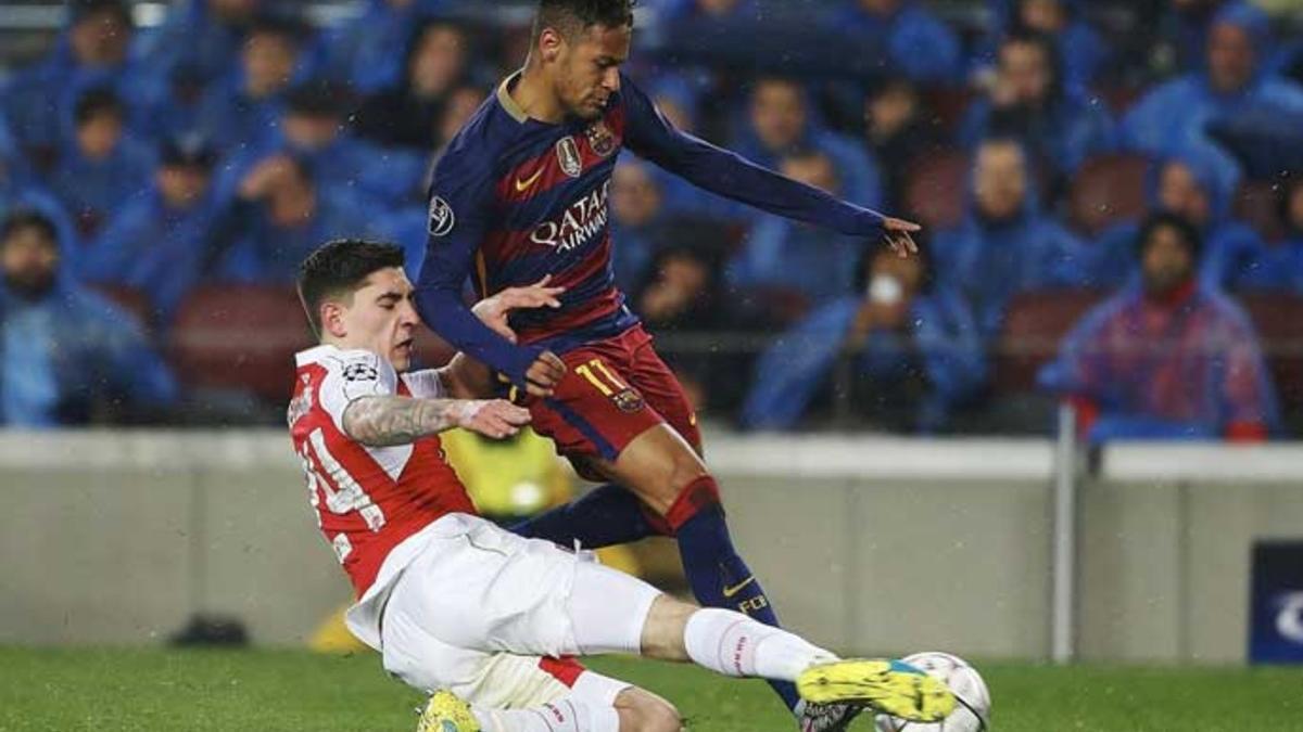Héctor Bellerín pugna con Neymar por un balón en el Barça-Arsenal