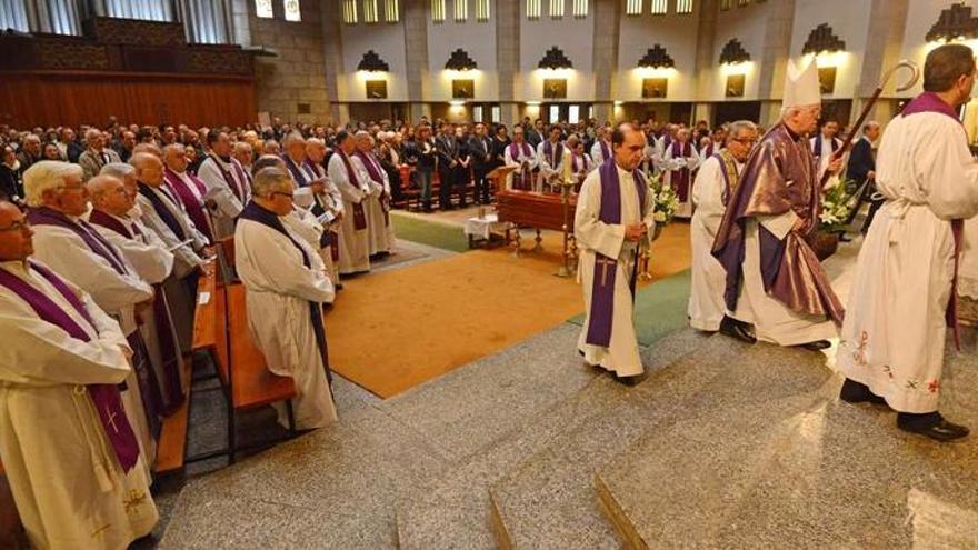 El arzobispo se dirige al altar para oficiar el sepelio de Ramón Somoza, en el Nuevo Templo por el que tanto luchó el fallecido.