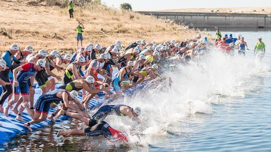 Alberto González gana por cuarta vez consecutiva el triatlón cacereño