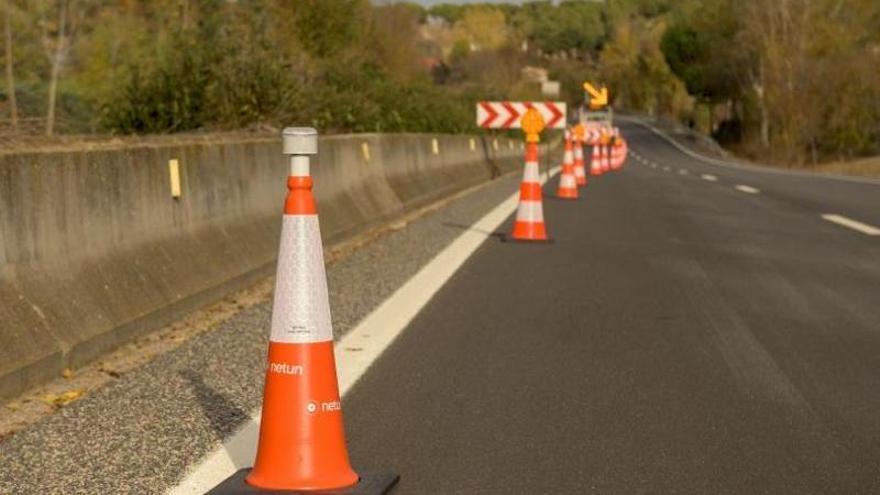 La DGT lo confirma: después de la baliza v-16 llegan a las carreteras españolas los conos conectados