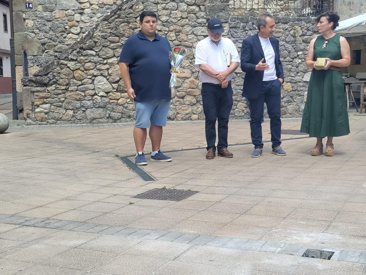 Parres coloca su stolperstein en memoria de Manuel Cueto Pérez