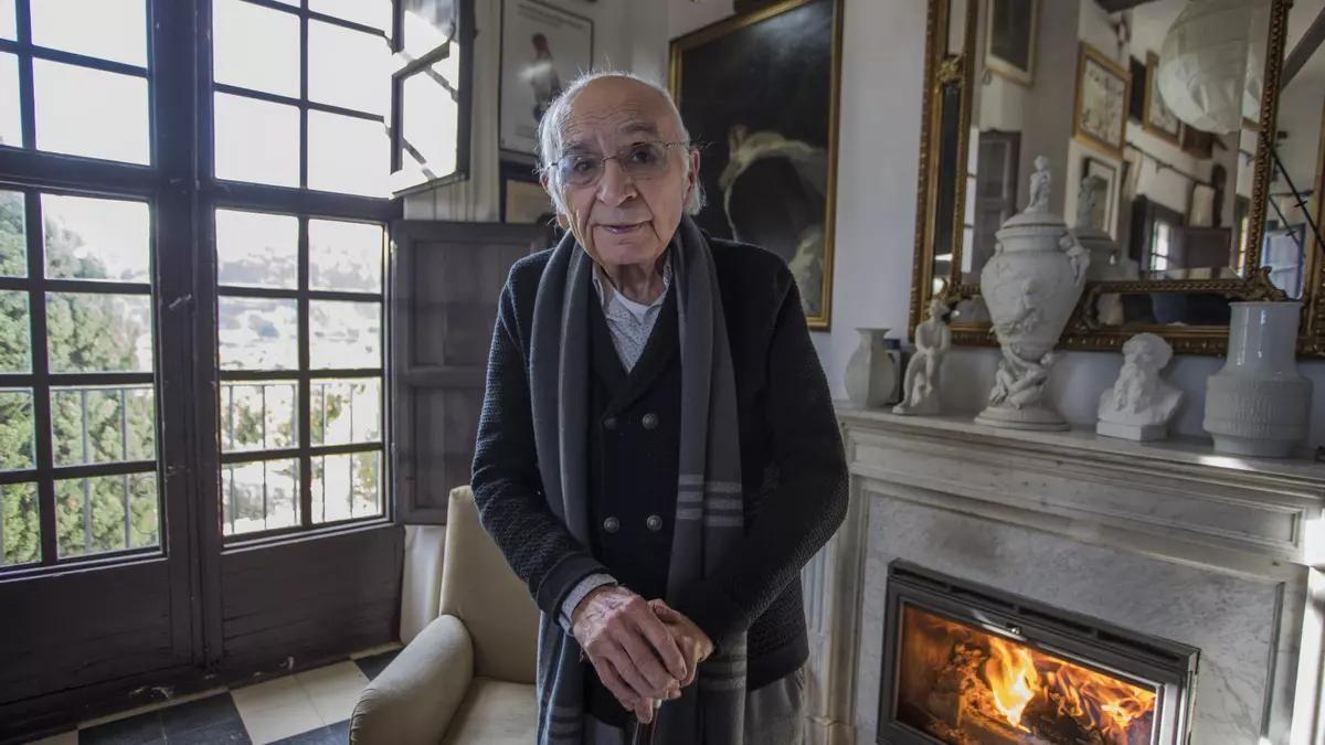 El poeta Francisco Brines en su casa d'Elca.
