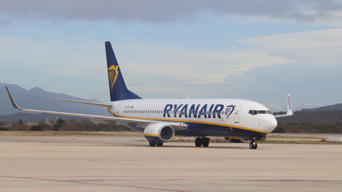 Un avió de Ryanair a l'aeroport de Girona