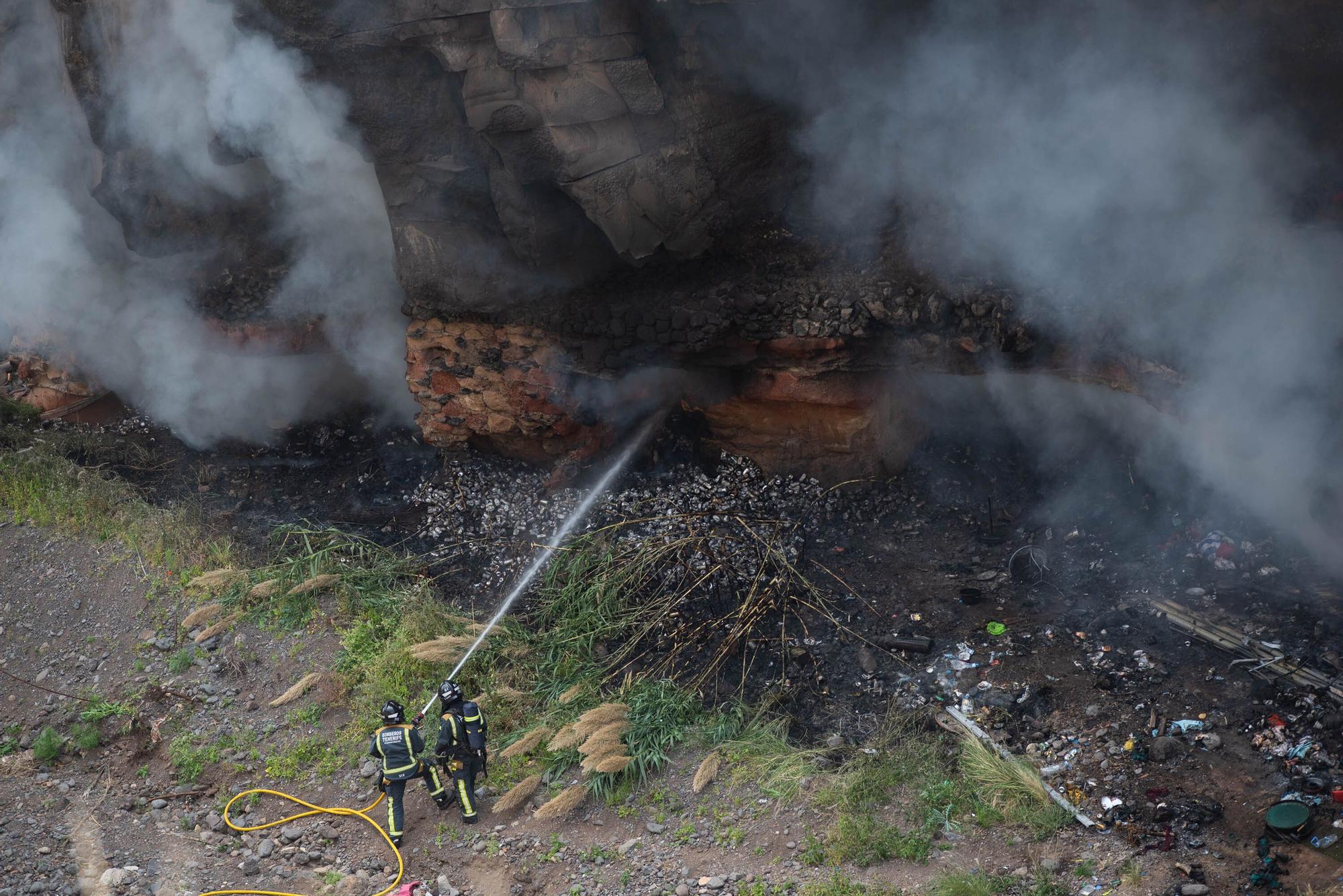 Incendio en una cueva de Barranco Santos