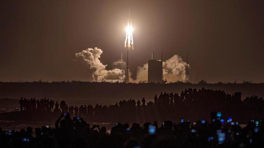 Una multitud observa el lanzamiento de la sonda espacial Chang&#039;e-5 en Wenchang, China, el pasado 24 de noviembre.