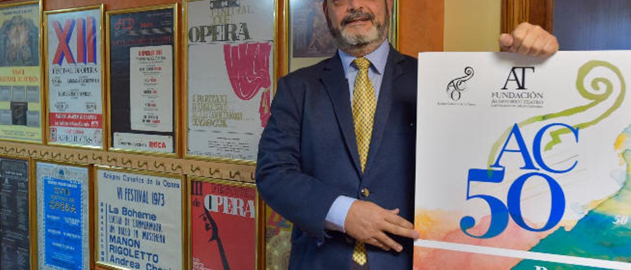 El director artístico de Amigos Canarios de la Ópera, Ulises Jaén, en la sede de la asociación en la capital grancanaria.