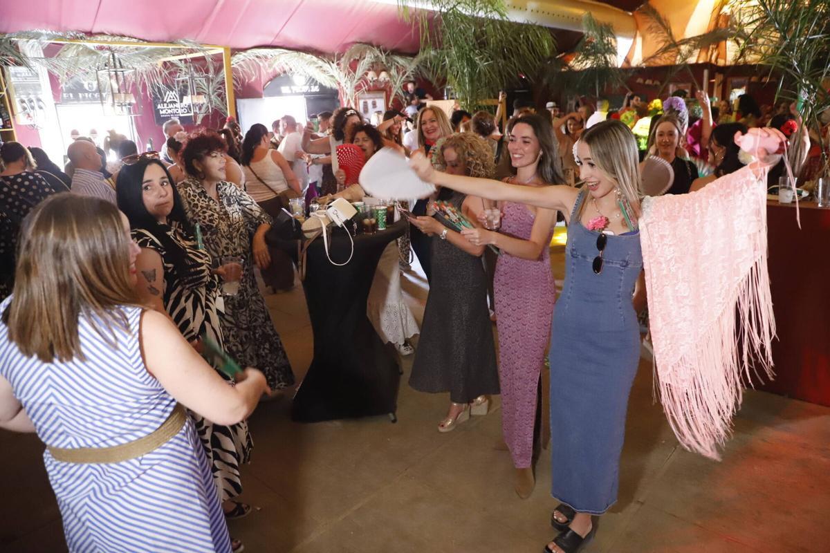 Un grupo baila en una caseta, este miércoles de Feria.