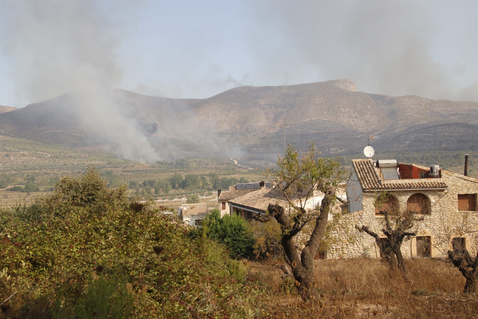 El incendio en la Vall d'Ebo calcina 2.200 hectáreas y se estudian desalojos