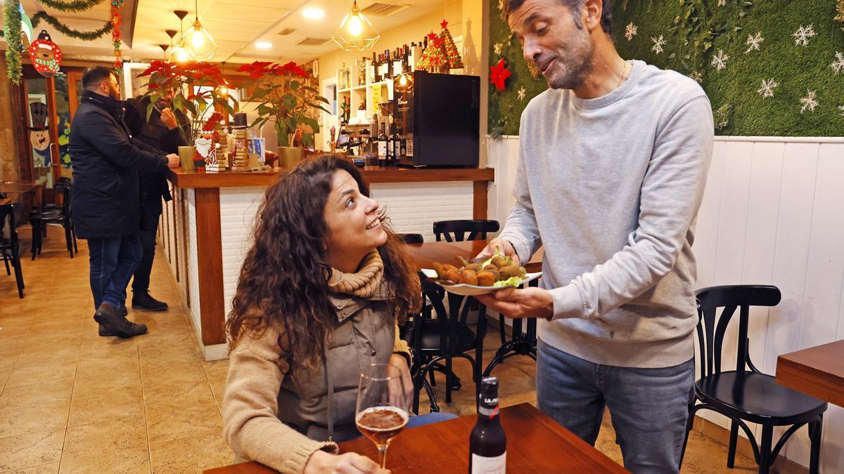Un restaurante, en este caso pontevedrés, sirviendo croquetas