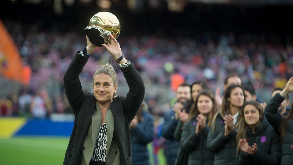 Alexia exhibe el Balon de Oro ante los aficionados del Camp Nou.
